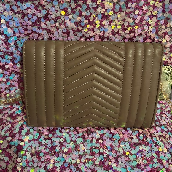 Elegant Olive Quilted Shoulder Bag - Picture 3 of 8